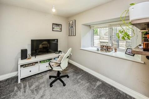 Bedroom/ office
