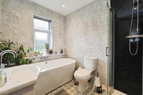 Newly renovated Family Bathroom with Separate Shower