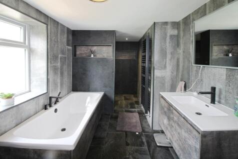 Family bathroom and walk in shower.JPG