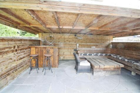 Outside bar and seating area.JPG