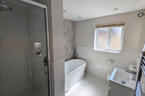 Family Bathroom 1