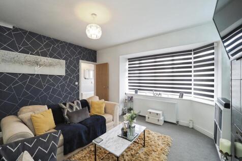 Cosy yet Spacious Lounge with Bay