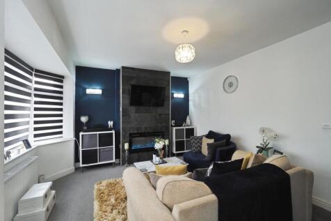 Cosy yet Spacious Lounge with Bay