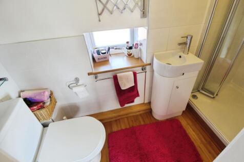 Ensuite to bedroom 2