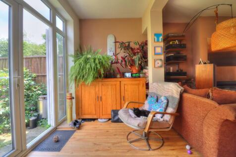 lounge to rear