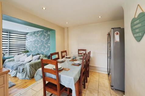 Open Plan Kitchen and Dining And Snug