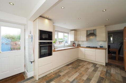 Stylish and airy Kitchen with integrated appliances, plenty of work space and storage