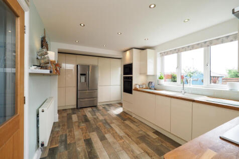Stylish and airy Kitchen with integrated appliances, plenty of work space and storage