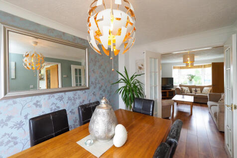 Family dining room - perfect for family meals or entertaining