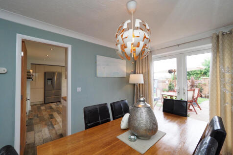 Family dining room - perfect for family meals or entertaining