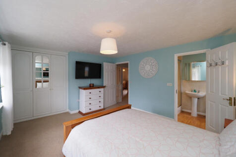 Large Master with built in wardrobe and en suite.