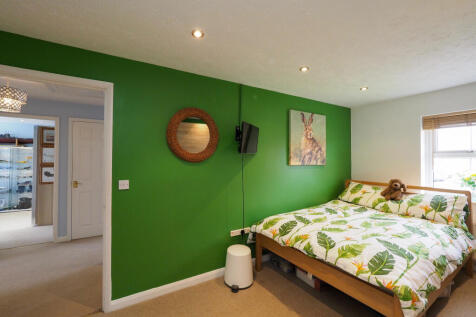 Contemporary Double Bedroom with space for wardrobe