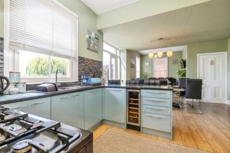 Open plan kitchen/dining/living space