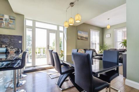 Open plan kitchen/dining/living space