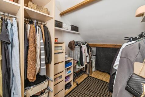 &#39;Hidden&#39; dressing room to bedroom 3