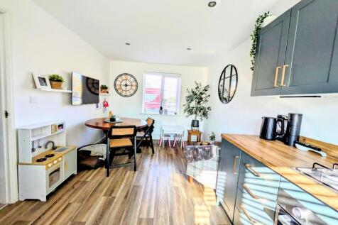 Kitchen &amp; Dining