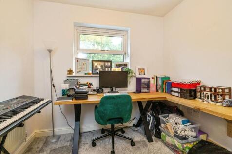 Bedroom 5 / Office