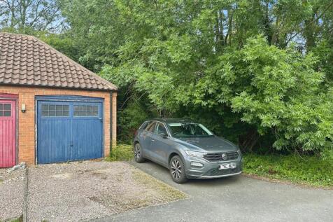 Double Driveway &amp; Single Garage