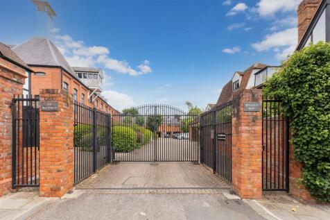 1A Breakspear Mews-7.jpg