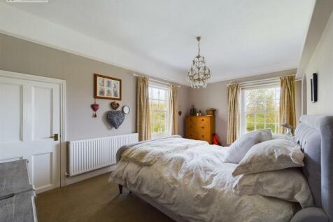 Bedroom 1 .3.jpg