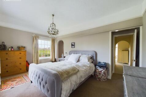 Bedroom 1 .4.jpg