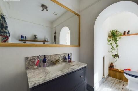 Bathroom .1.jpg