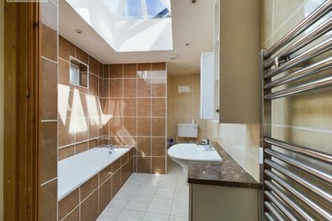 Bathroom 6 Gibbs Lane.jpg