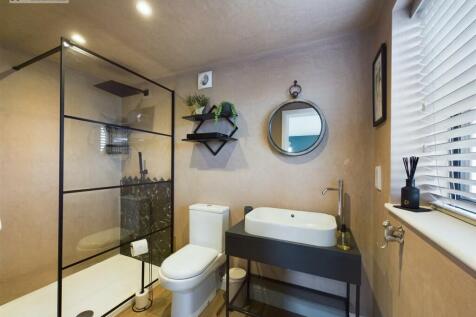 Bedroom 2 en suite.jpg