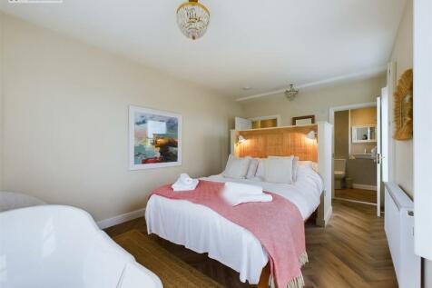 Bedroom 1 iii.jpg