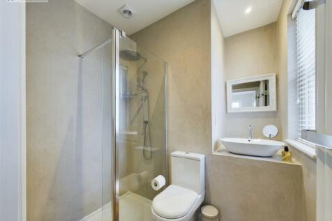 Bedroom 1 en suite.jpg