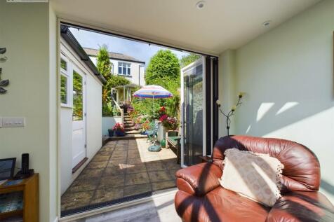Bi folding doors to garden.jpg