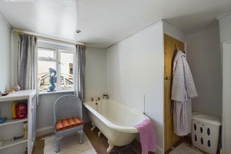 Bathroom (2).jpg