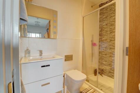 Main Bedroom En suite.jpg