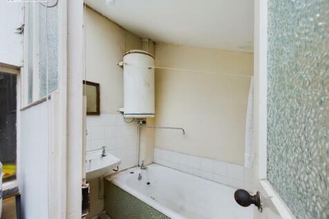 Bathroom .2.jpg