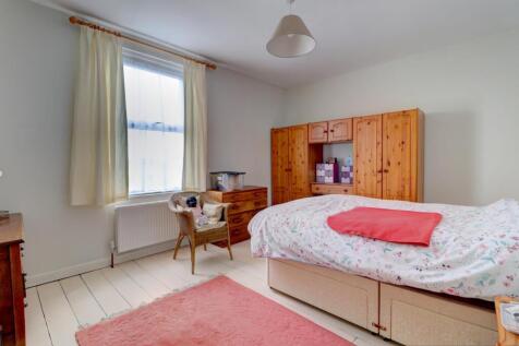 Bedroom 1.jpg