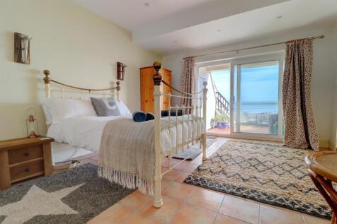 Bedroom 1 .3.jpg