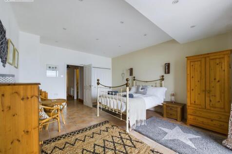 Bedroom 1.jpg