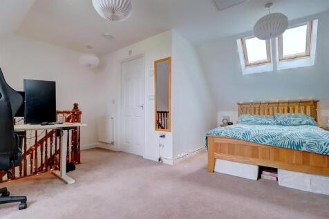 Bedroom 1 .3.jpg