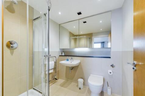 En suite shower.jpg