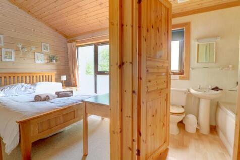 Bedroom 1 and en suite bath.jpg