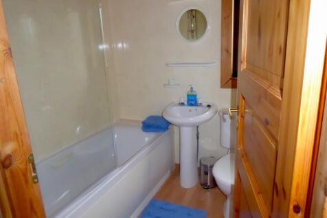 En suite bathroom to master bedroom.jpeg