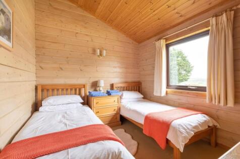 Rear twin bedroom.jpeg