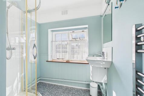 Bed 1 En Suite.jpg