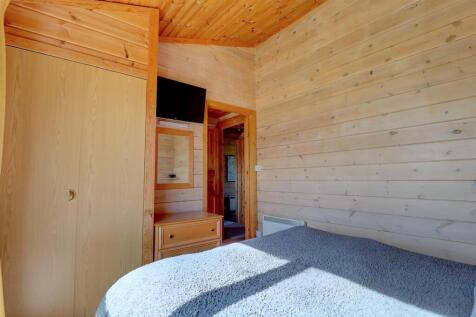 Bedroom 1 .2.jpg