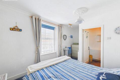 Bedroom 1 .3.jpg
