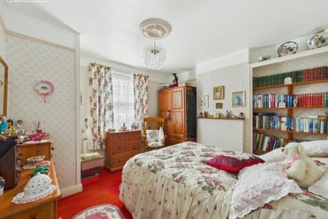 Bedroom 1 .1.jpg