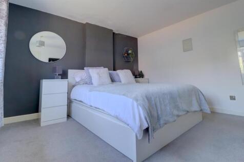Bedroom 1 .3.jpg