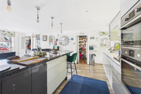 Kitchen (2).jpg