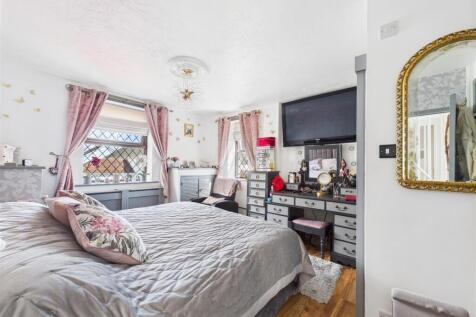 Bedroom 1.jpg