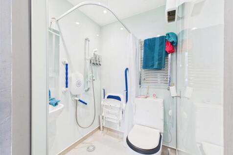 Bedroom 1 en suite.jpg